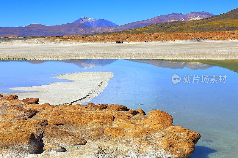 Salar de Talar, Piedras rojas(红色石头)-绿松石湖反射和田园般的阿塔卡马沙漠，火山景观全景-圣佩德罗阿塔卡马，智利，Bolívia和阿根廷边境